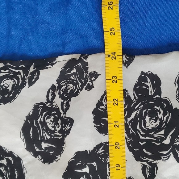 Torrid sz 0 white open back top with black roses - Picture 12 of 12